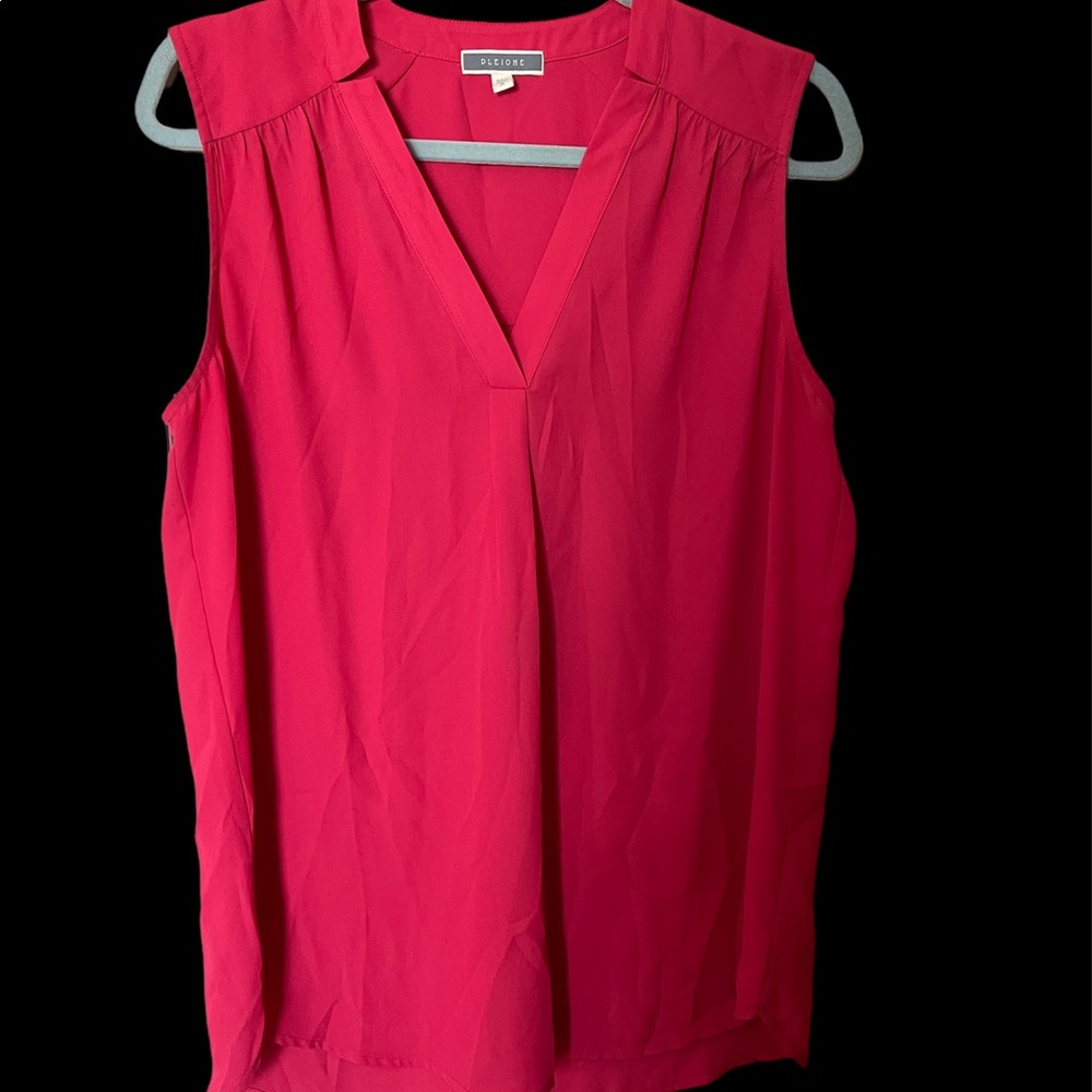 Red sleeveless crepe blouse
